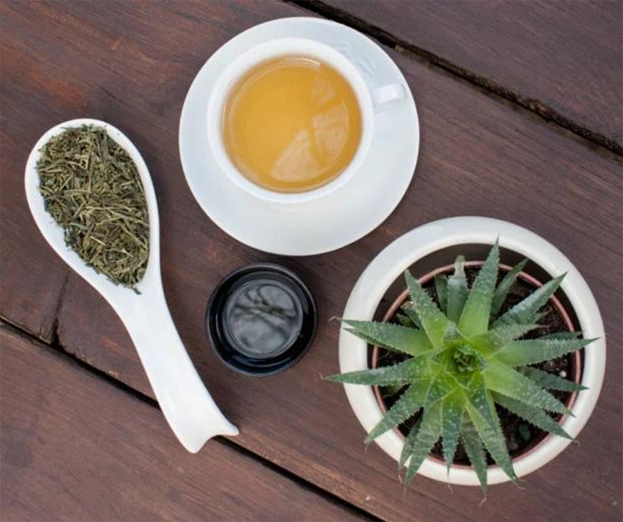 Trị mụn từ trà xanh và nha đam