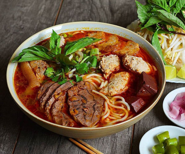 Delicious and convenient breakfast with a complete seasoning of Hue beef noodle soup