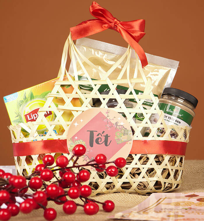 New Year's bamboo and rattan gift basket