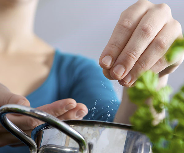 Nên thêm muối vào đồ ăn dặm cho bé như thế nào mới tốt?